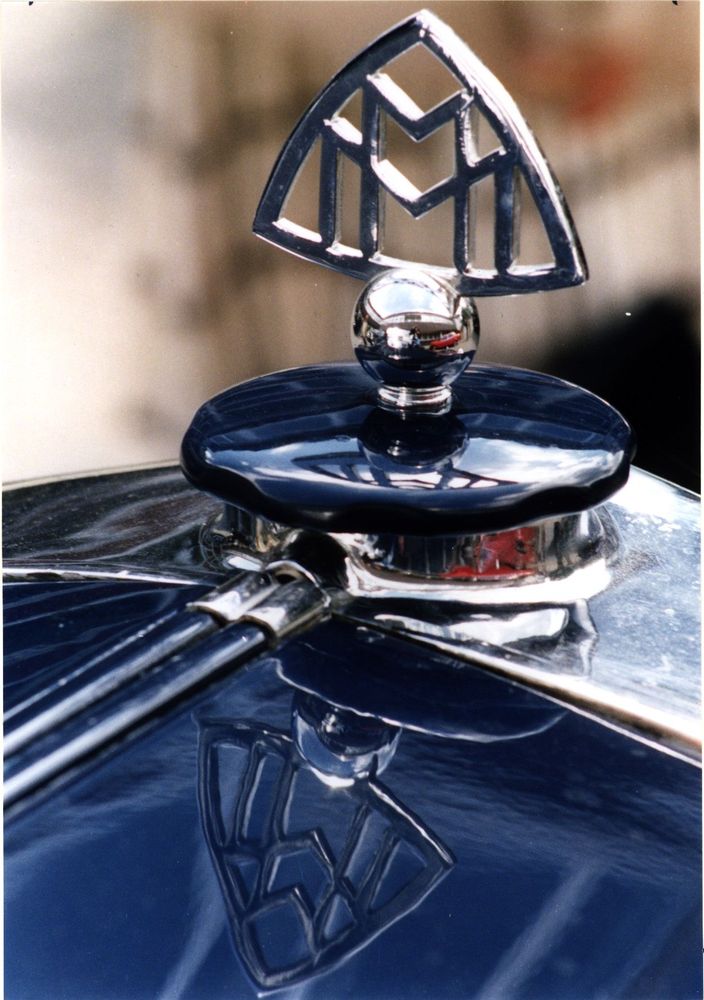 Die Detailaufnahme zeigt das Maybach-Logo auf der Kühlerhaube eines Autos.