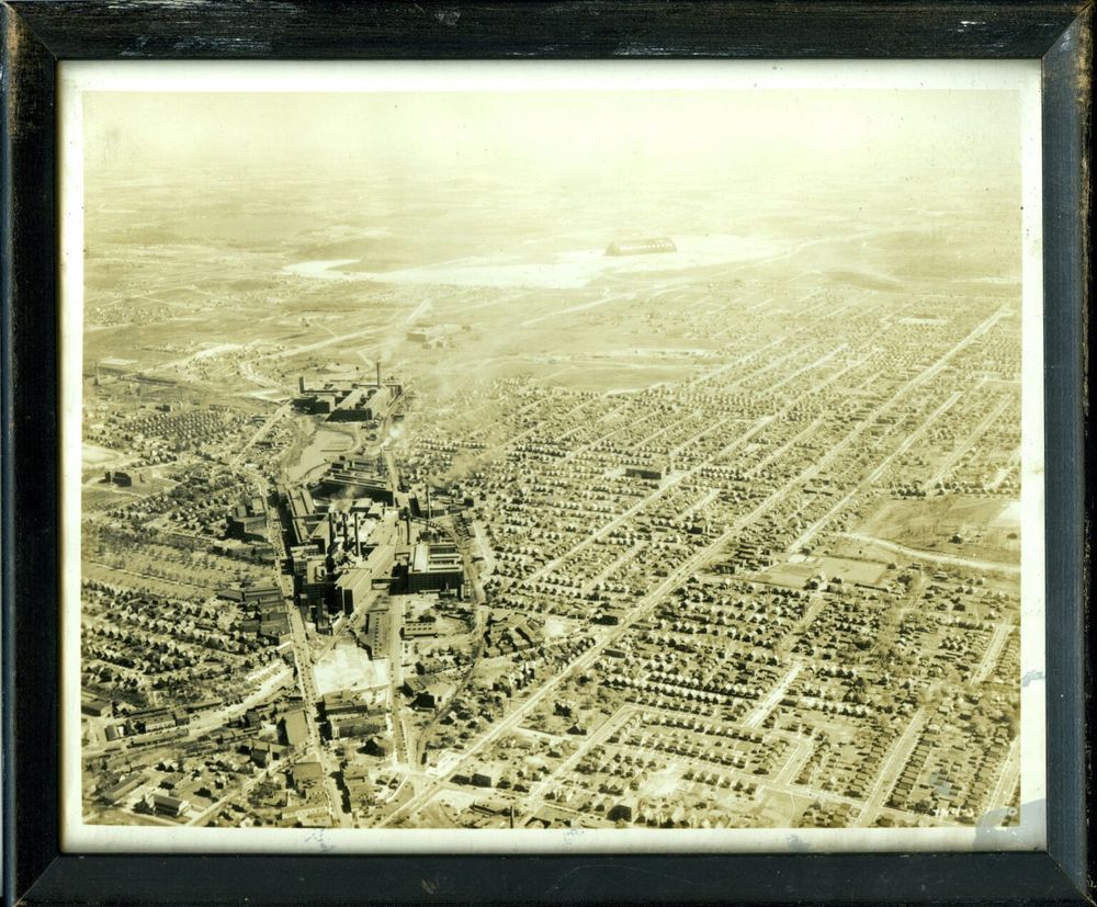 Luftaufnahme von Akron mit der Luftschiffhalle im Hintergrund.