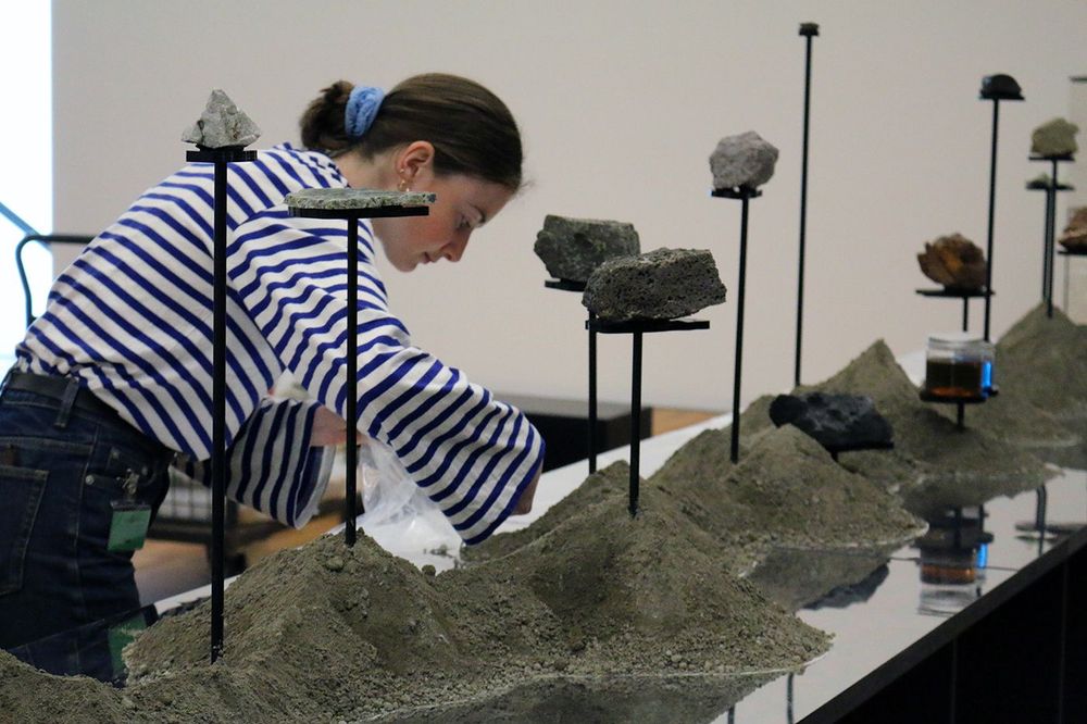 Bethany Rigby arrangiert ihre Arbeit Mining the Skies, die aus einer Sammlung geologischer Simulatoren der Europäischen Weltraumorganisation (ESA) und Metallmeteoriten, 