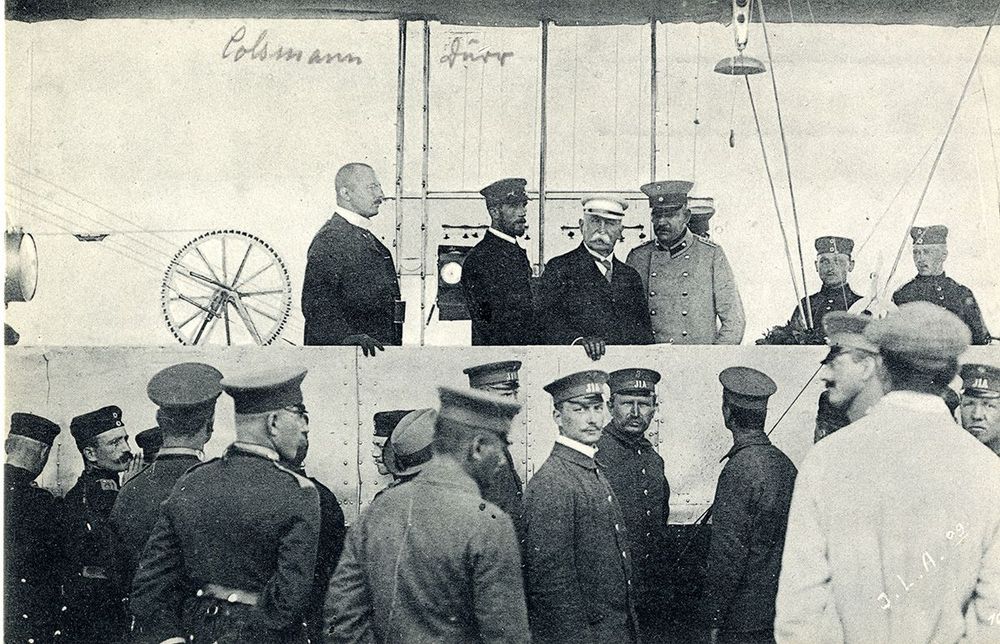 Graf von Zeppelin mit Colsman und Dürr in der Motorgondel zur ILA, 1909 