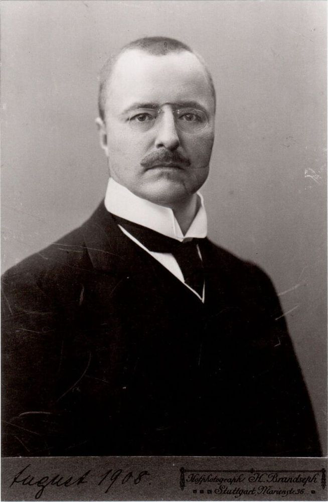 Die historische Aufnahme zeigt Alfred Colsman im Porträt.