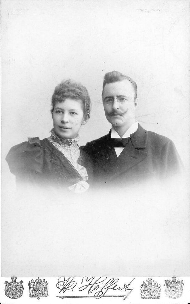 Die historische Aufnahme zeigt Alfred Colsman und seine Frau Helene im Porträt.