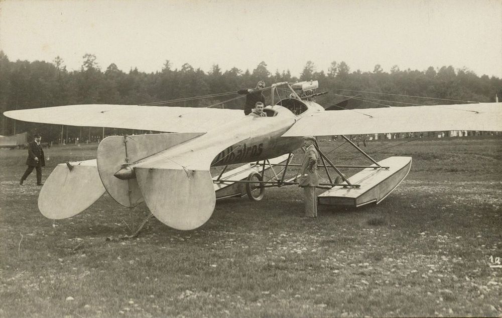 Der erstplatzierte Albatros-Eindecker mit Hirth im Cockpit, dahinter sein Monteur, rechts an der Maschine Heinkel. 