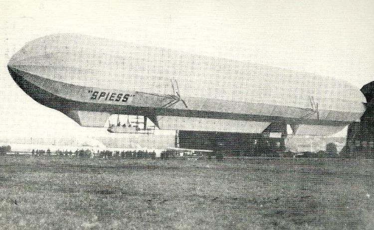 Die Aufnahme zeigt das historische Foto eines Luftschiffs als Postkarte.