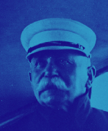 Historische Fotoaufnahme von Graf Ferdinand von Zeppelin, über die ein blauer Farbfilter gelegt wurde.