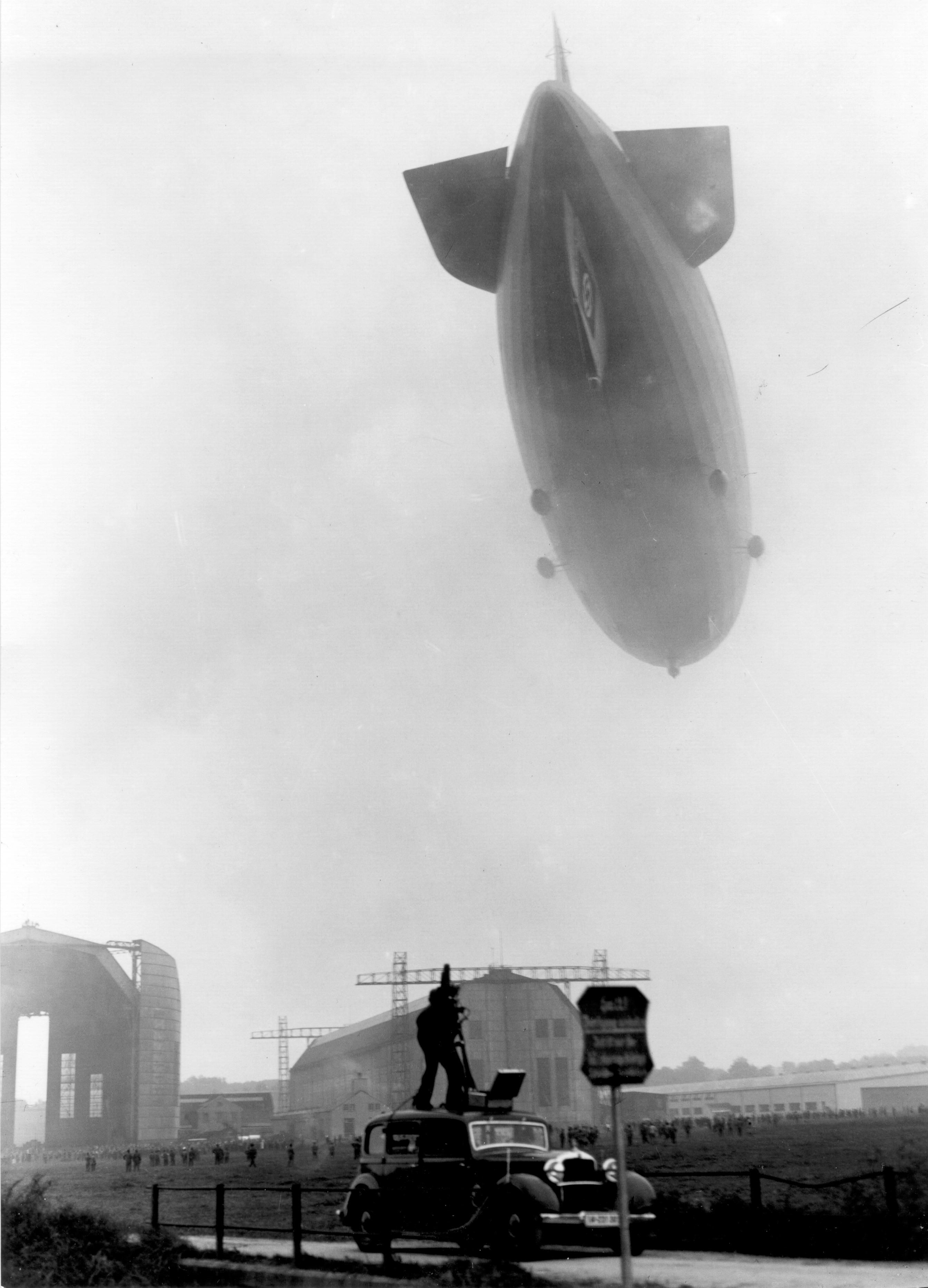 pochette avec 12 photos du Zeppelin LZ 130 années 30 régime Nazi