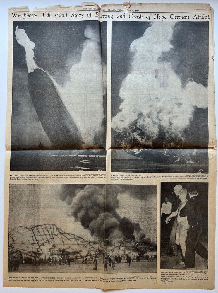 Zeitungsartikel mit zwei Fotos vom brennenden Luftschiff. Auf einem dritten Foto steigt eine Rauchsäule vom Aluminiumgerippe auf. Leute stehen davor. Auf dem vierten Foto wird eine verletzte Person von zwei Helfern gestützt.