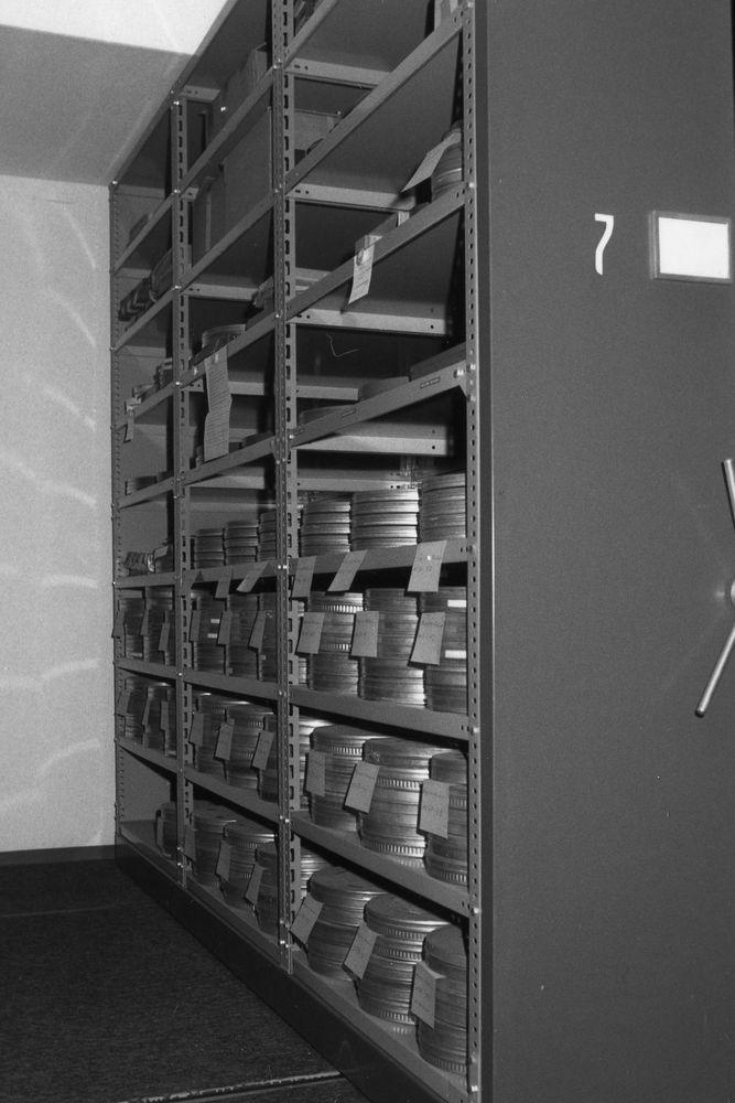 Historische Filmrollen liegen in einem geöffneten Rollregal des ehemaligen LZ Archivs.