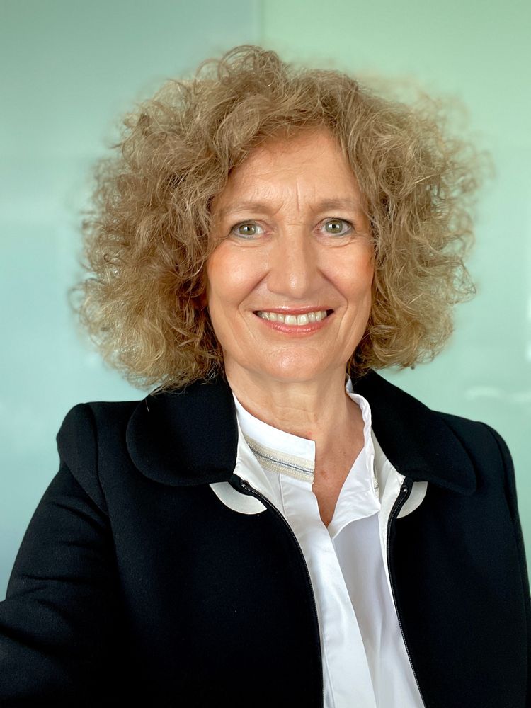 Portrait von Claudia Emmert.