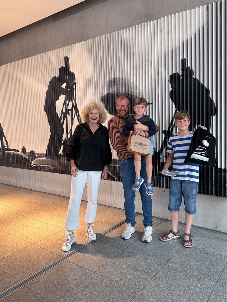 Die Direktorin zusammen mit einer dreiköpfigen Familie.