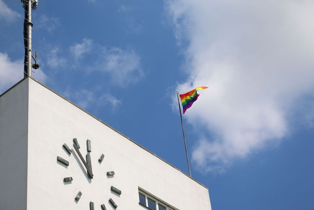 Eine Regenbogenfahne weht am Mast auf dem Zeppelin Museum.