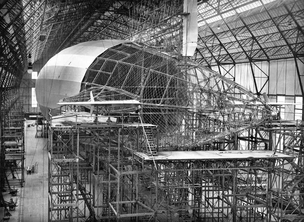 Historische Fotografie des unfertigen Luftschiffs LZ 126.