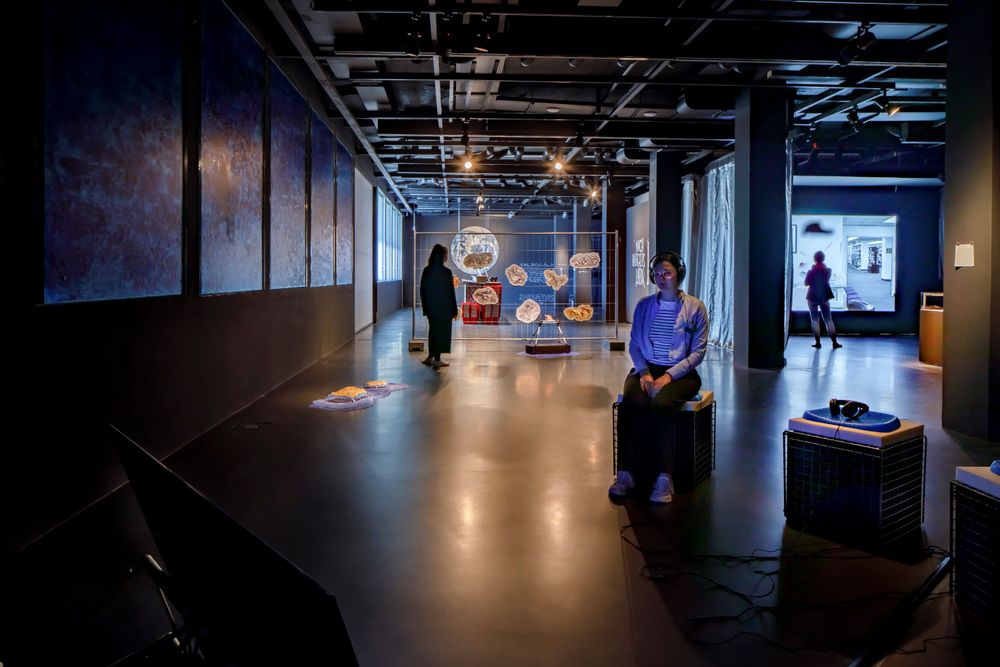 Mehrere Personen in der Ausstellung "Into the deep. Minen der Zukunft".