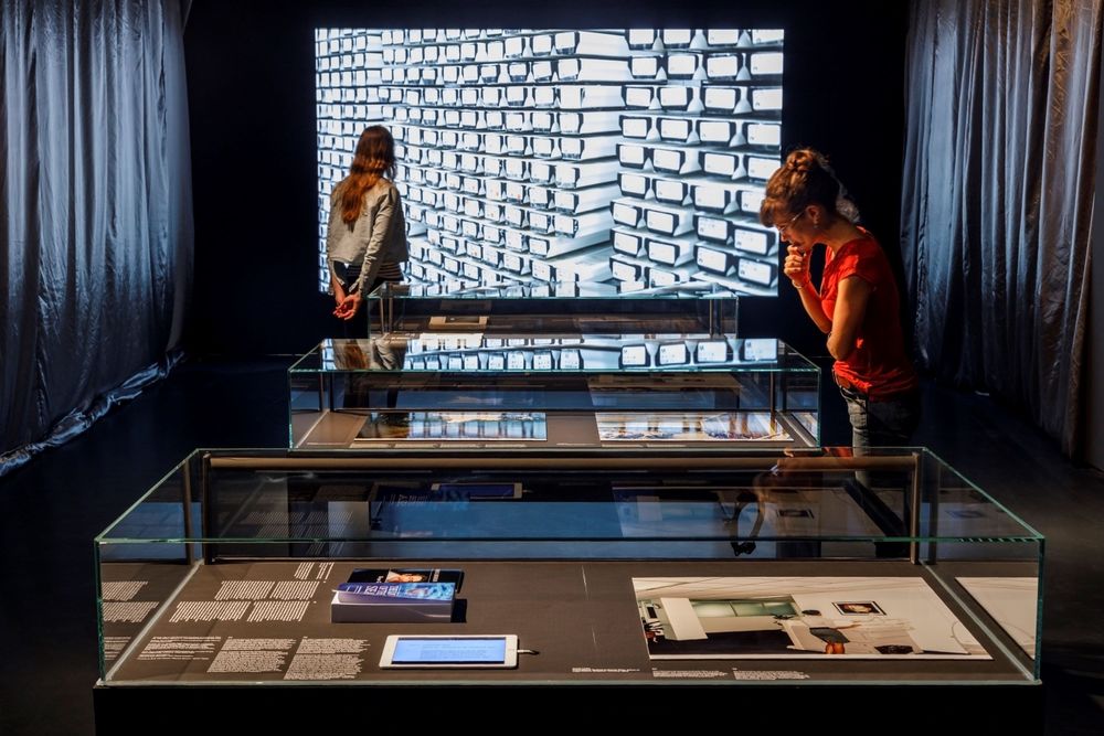 Zwei Personen in der Ausstellung "Into the deep. Minen der Zukunft".