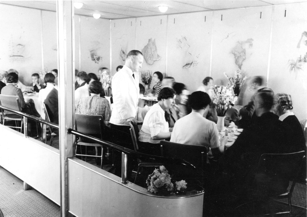Schwarz-weiß Fotografie von essenden Menschen im Luftschiff LZ 129 Hindenburg.