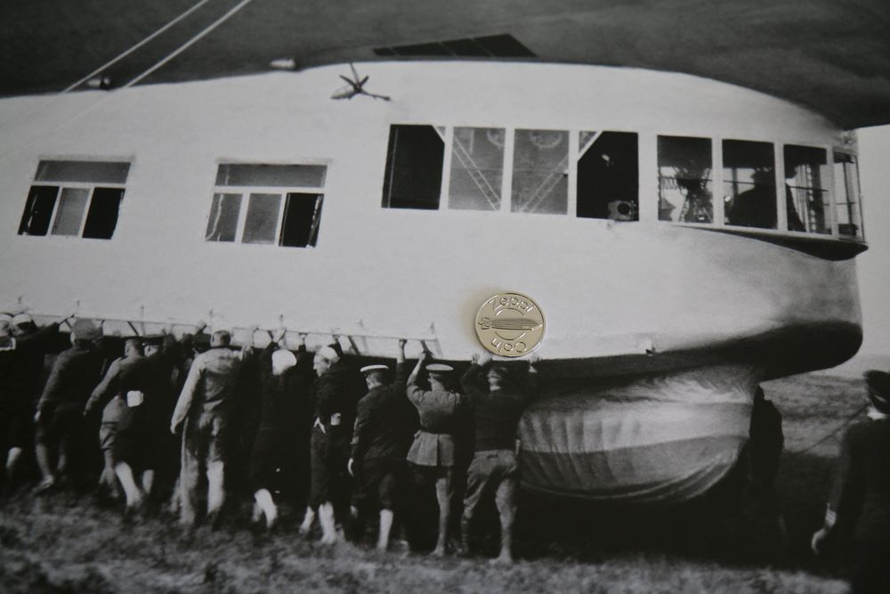 Historische Fotografie von einer Haltemannschaft in Aktion und ein daraufliegender Zeppi Coin.