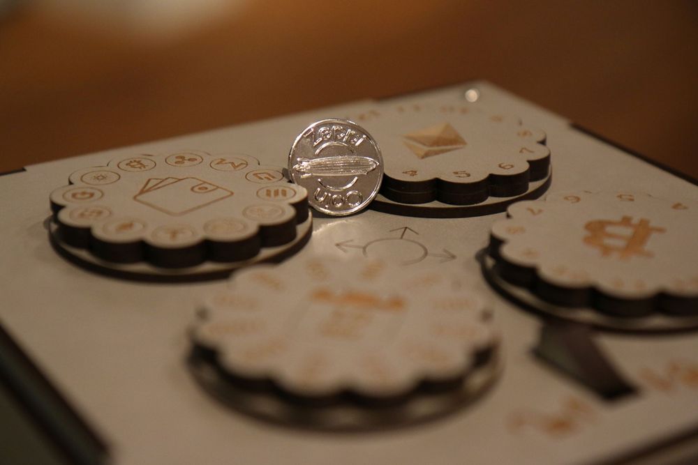 Foto von einem auf der Rätselbox liegenden Zeppi Coins.