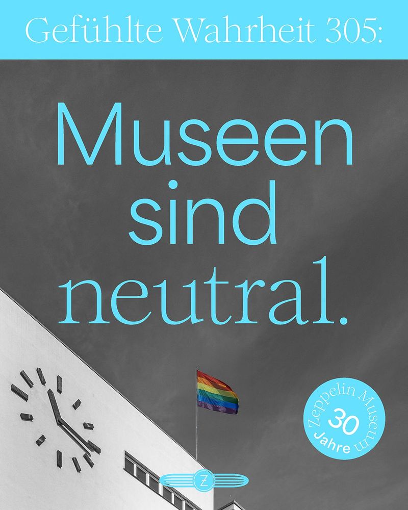 Schwarz weiß Foto vom Dach des Zeppelin Museums. Die regenbogenflagge weht bunt sichtbar. Über dem Museum steht in blau "Museen sind neutral".