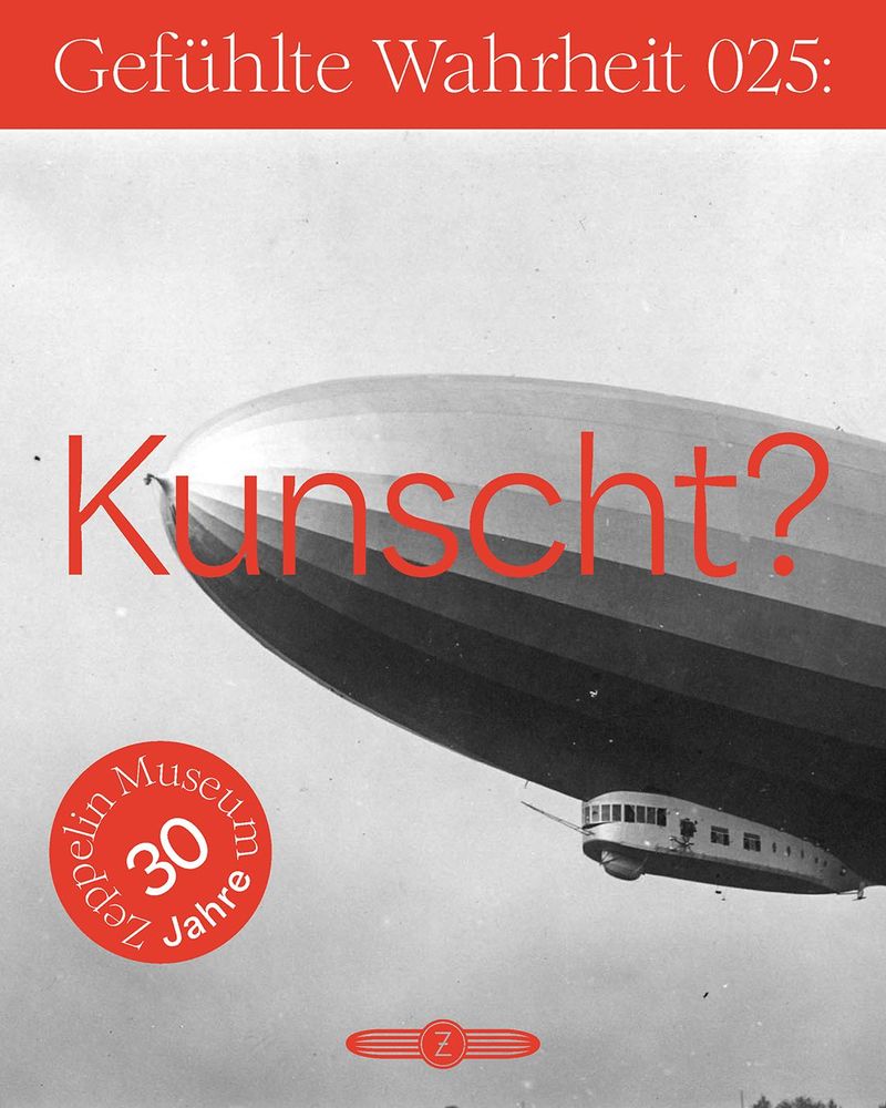 Schwarz-Weiß Bild eines Zeppelins, er ragt von rechts ins Bild. Darüber steht in rot der Schriftzug "Kunscht?".