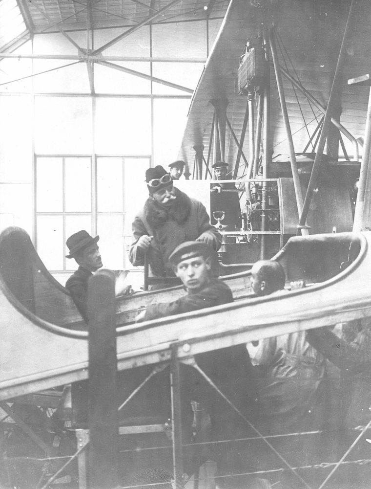 Die historische Aufnahme zeigt Graf Zeppelin bei der Besichtigung eines Riesenflugzeugs.