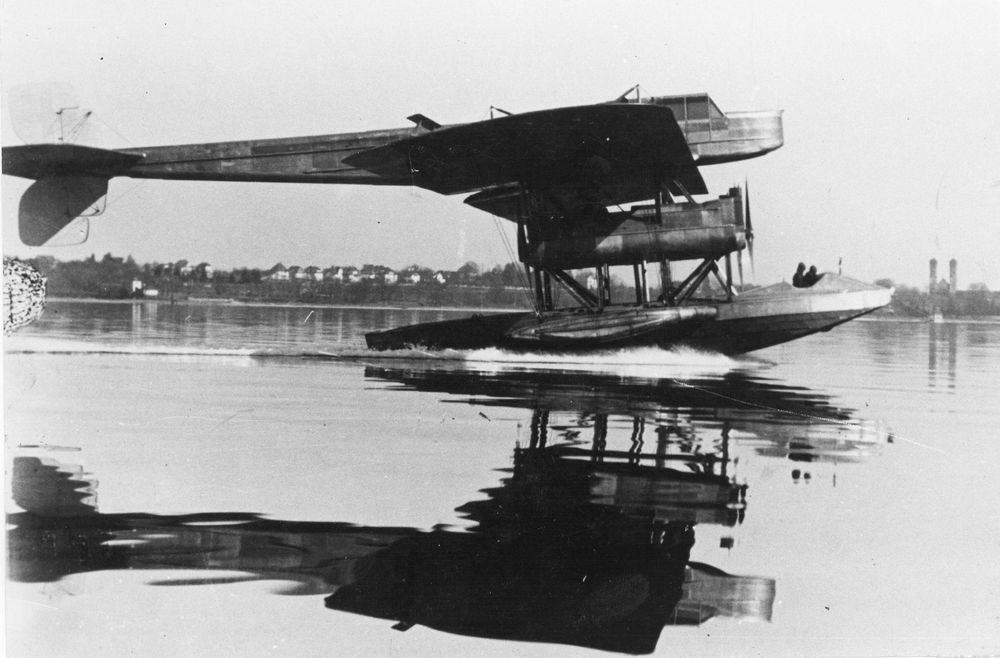 Die historische Aufnahme zeigt das Flugboot Flugboot Rs.IV im Jahr 1919 auf dem Bodensee vor Friedrichshafen.