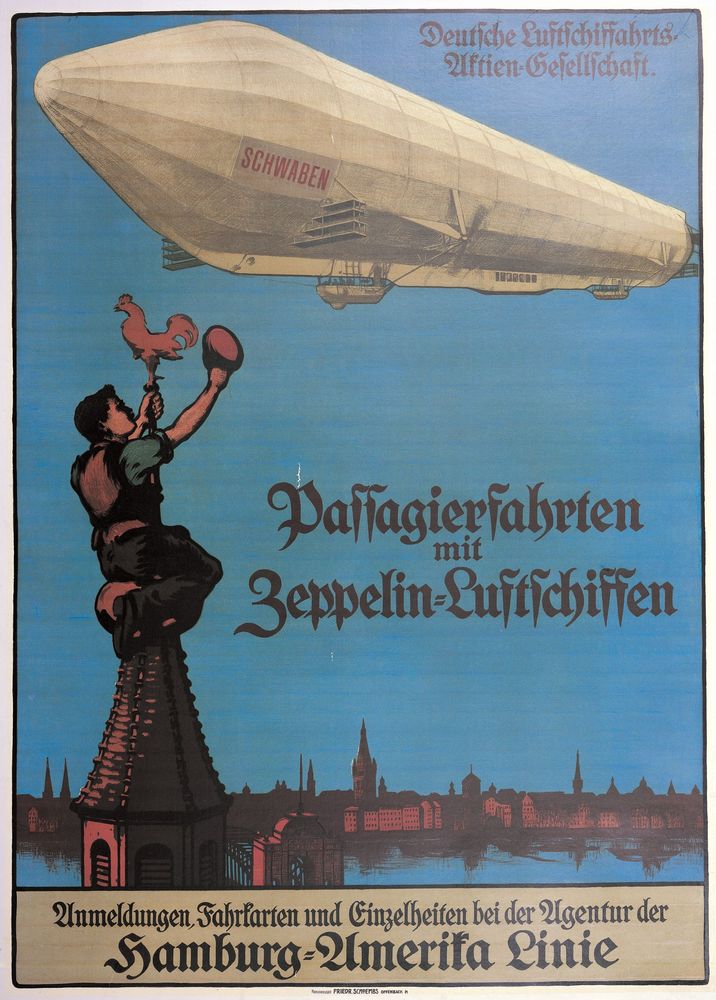 Ein Plakat der Hamburg-Amerikalinie, das für Passagierfahrten mit Zeppelin-Luftschiffen wirbt. Zu sehen ist eine rotschwarze Stadtsilhouette vor blauem Hintergrund.