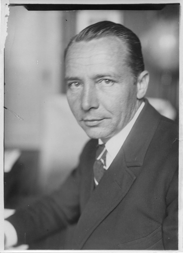 Brustbild des Luftschiffkapitäns Ernst A. Lehmann mit zurückgekämmten dunklen Haaren. Er trägt einen Anzug mit Krawatte.