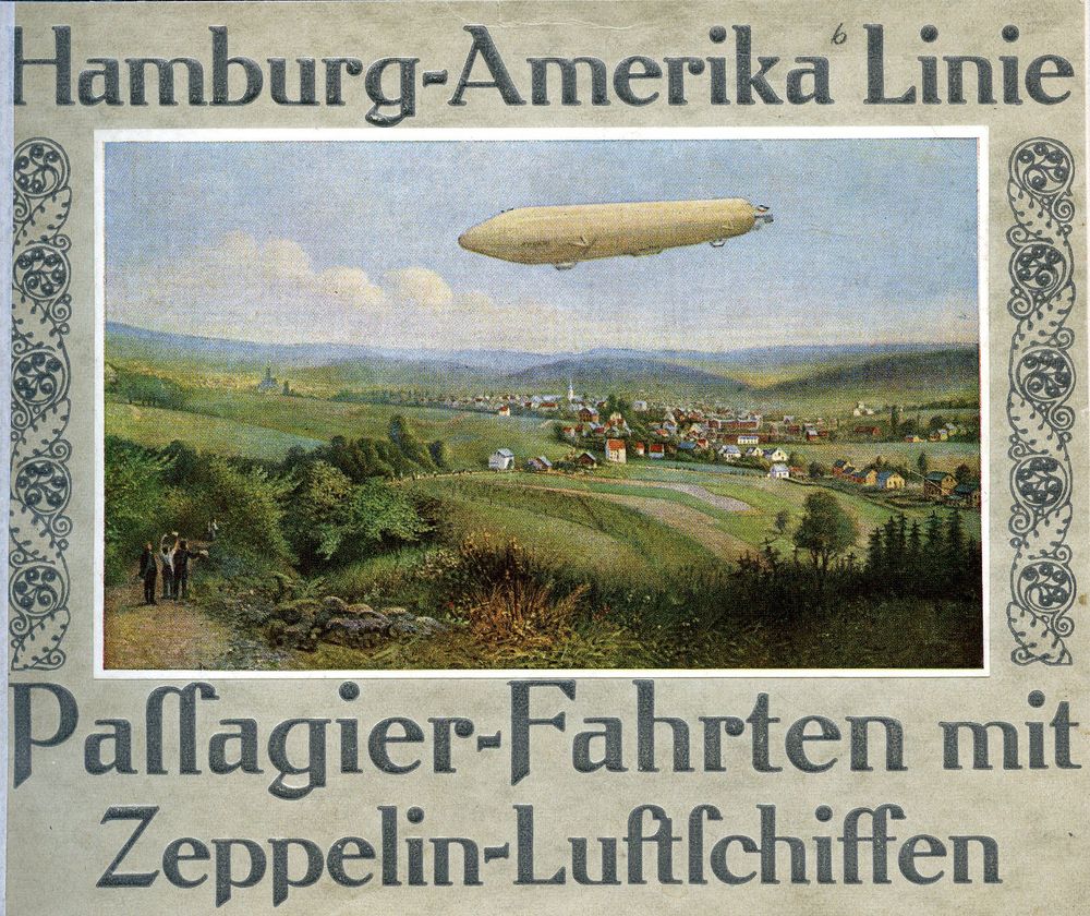 Broschüre der Hamburg-Amerika-Linie über die Passagier-Fahrten mit den Zeppelin-Luftschiffen. Ein Luftschiff, vermutlich LZ 10 „Schwaben“ über einer romantischen Landschaft mit einem Dorf im Hintergrund.