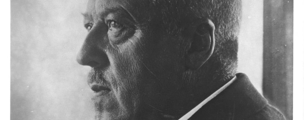 Die schwarz-weiß Fotografie zeigt eine Porträtaufnahme von Hugo Eckener.