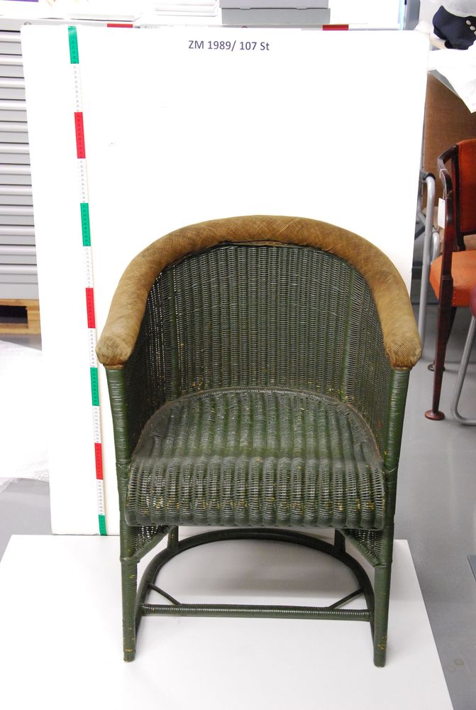 Abbildung eines Korbstuhls aus der Passagierkabine, Exponat aus dem Zeppelin Museum Friedrichshafen.