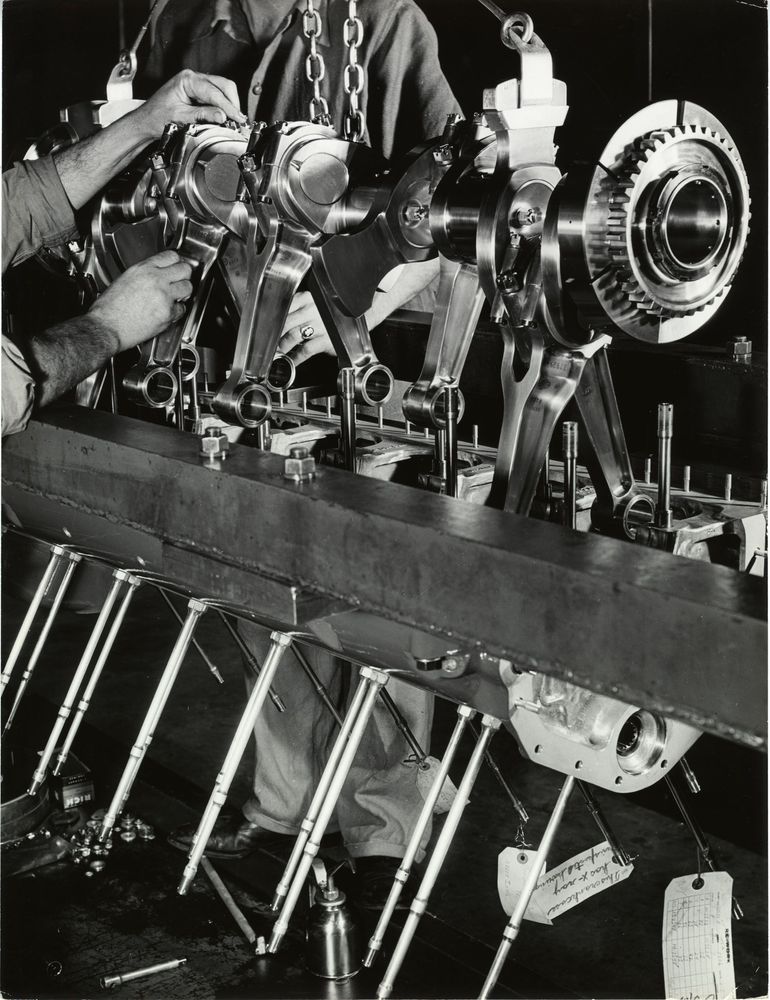 Die schwarz-weiß Fotografie zeigt eine mechanische Vorrichtung.
