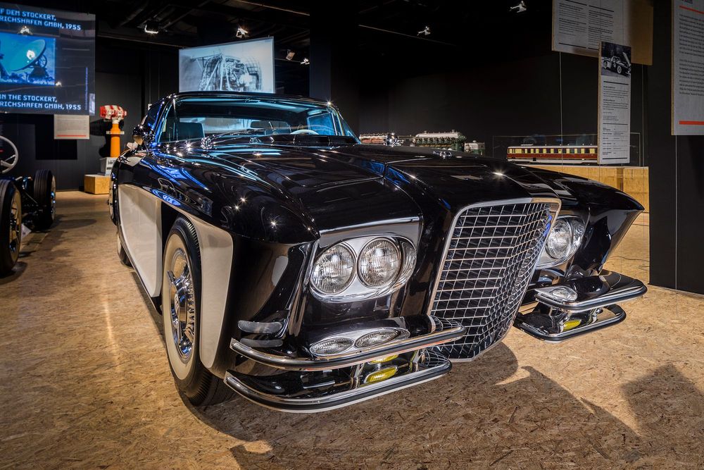Die Ausstellungsansicht zeigt einen großen schwarz-weißen Oldtimer, den Gaylord Gladiator.