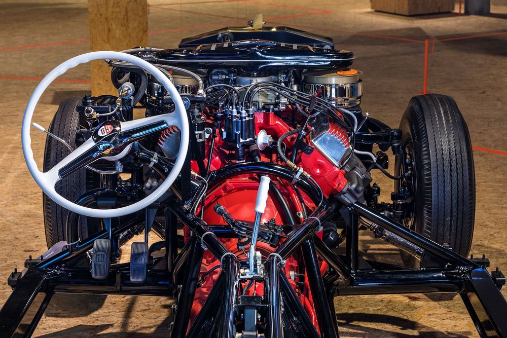 Die Ausstellungsansicht zeigt das Automobil Gaylord Gladiator - Chassis. Das Fahrzeug ist rot und die Außenverkleidung fehlt. 