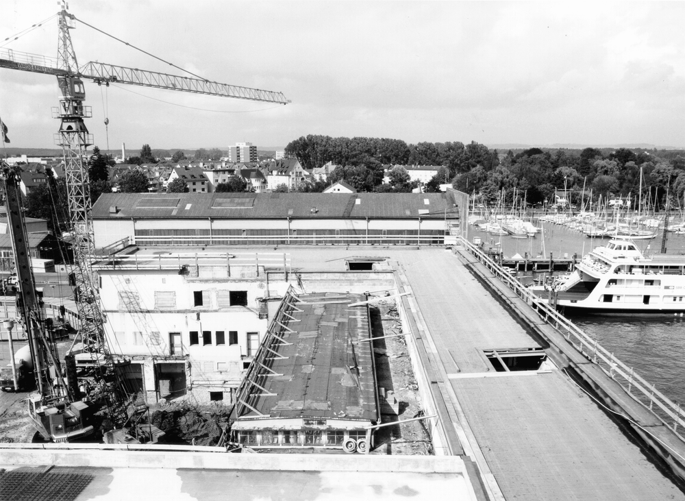 Das Dach des Zeppelin Museums während dem Umbau von einem Kran gesehen.