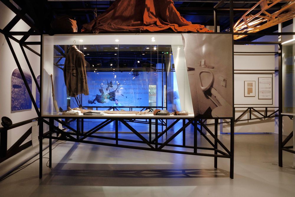 Die Ausstellungsansicht zu "66 Grad 30 Minuten Nord. Luftschiffe über der Arktis" zeigt eine große Vitrine, in der sich verschiedene Exponate befinden.