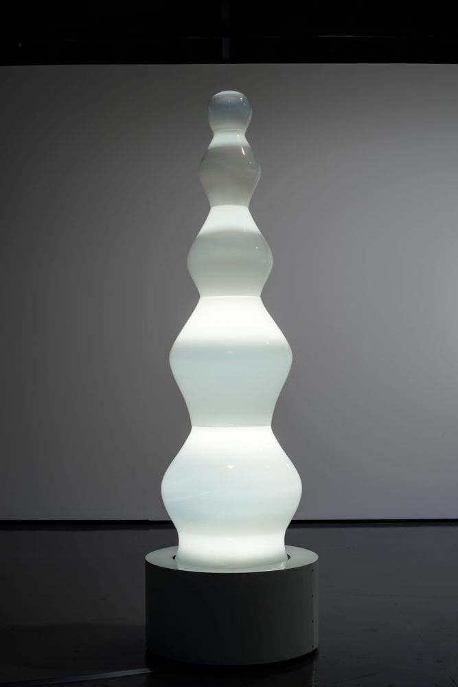 Auf dem Bild ist eine leuchtende Installation zu sehen, die einer großen Lampe ähnelt.