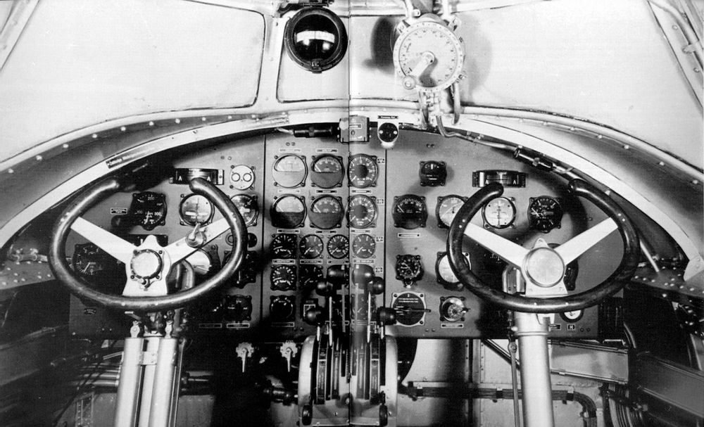 Historische Aufnahme eines Cockpits.