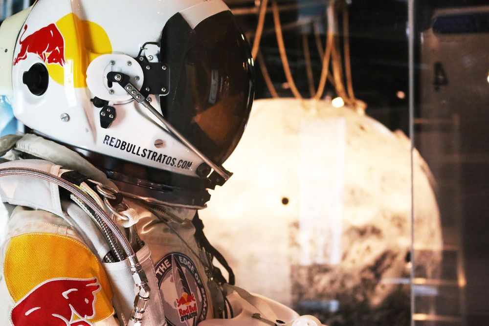 Die Aufnahme zeigt einen Druckanzug mit Helm von der Marke Red Bull.