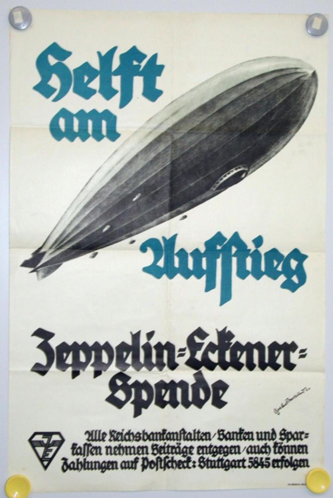 Plakat mit dem Aufdruck: „Helft am Aufstieg. Zeppelin-Eckener-Spende.“ In der Mitte des Plakats ist ein aufsteigender, silberfarbener Zeppelin zu sehen. 