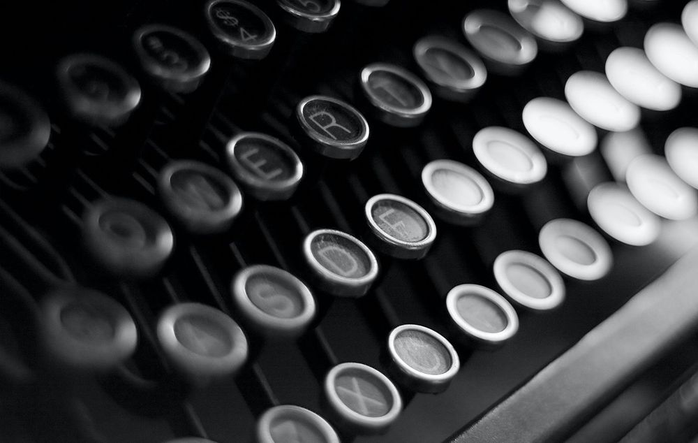Schwarz-weiß Fotografie von Schreibmaschinentasten.
