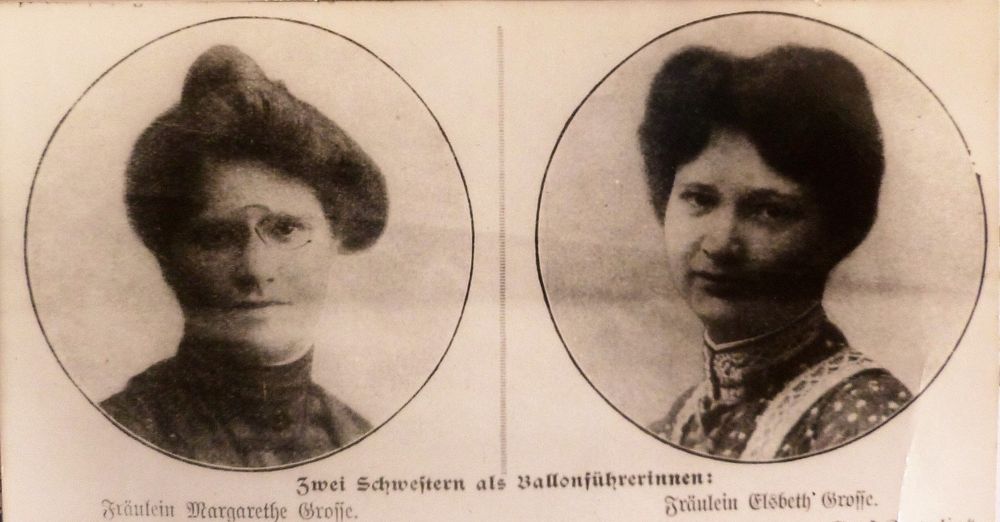 Die historische Aufnahme zeigt das Porträt von zwei Schwestern, die beide hochgesteckte Haare tragen. Beide Frauen schauen direkt in die Kamera. 