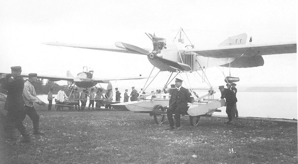 Zwei schnittige Sportflugzeuge: vorne die FF 8 mit Kober als „Ausgleichsgewicht“, dahinter der Albatros-Eindecker.