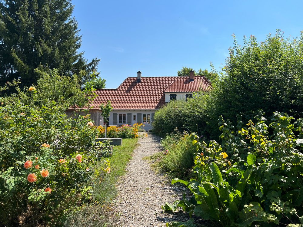 Der Schaugarten mit dem Schauhaus im Hintergrund.