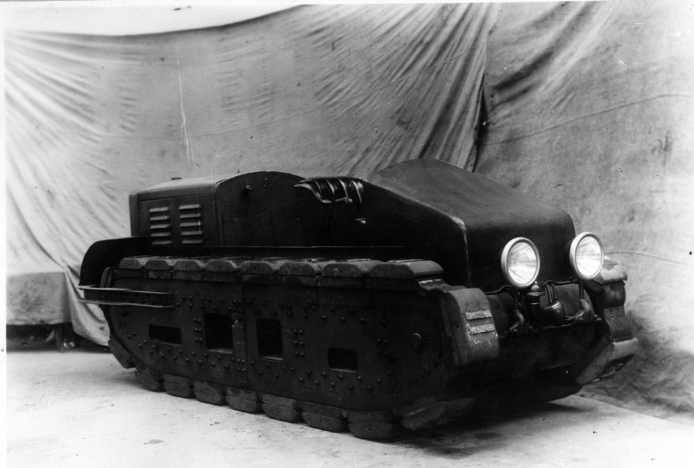 Die historische Aufnahme zeigt einen Raupenschlepper, ein Fahrzeug das damals den hohen personellen Aufwand bei Zeppelinlandungen verringern sollte.