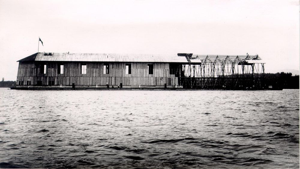 Die noch nicht fertiggestellte schwimmende Pendelhalle. Rechts ist noch das Gerüst zu erkennen.
