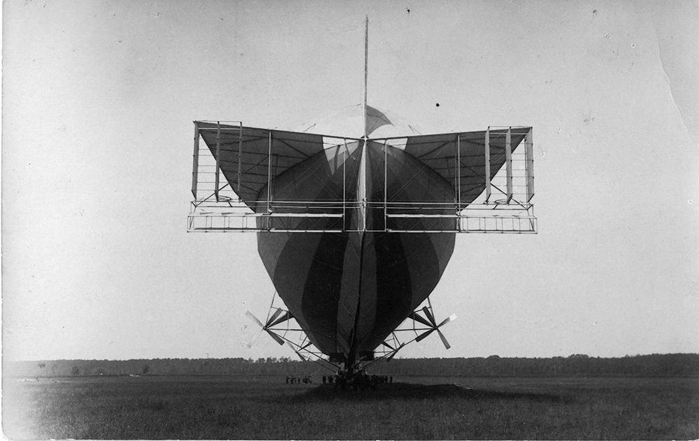 Die historische Aufnahme zeigt den hinteren Teil eines Luftschiffs.