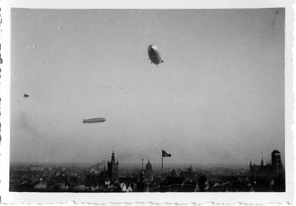 Schwarz-Weiß-Foto der beiden Zeppeline, die in unterschiedlicher Richtung über Danzigs Innenstadt kreisen.