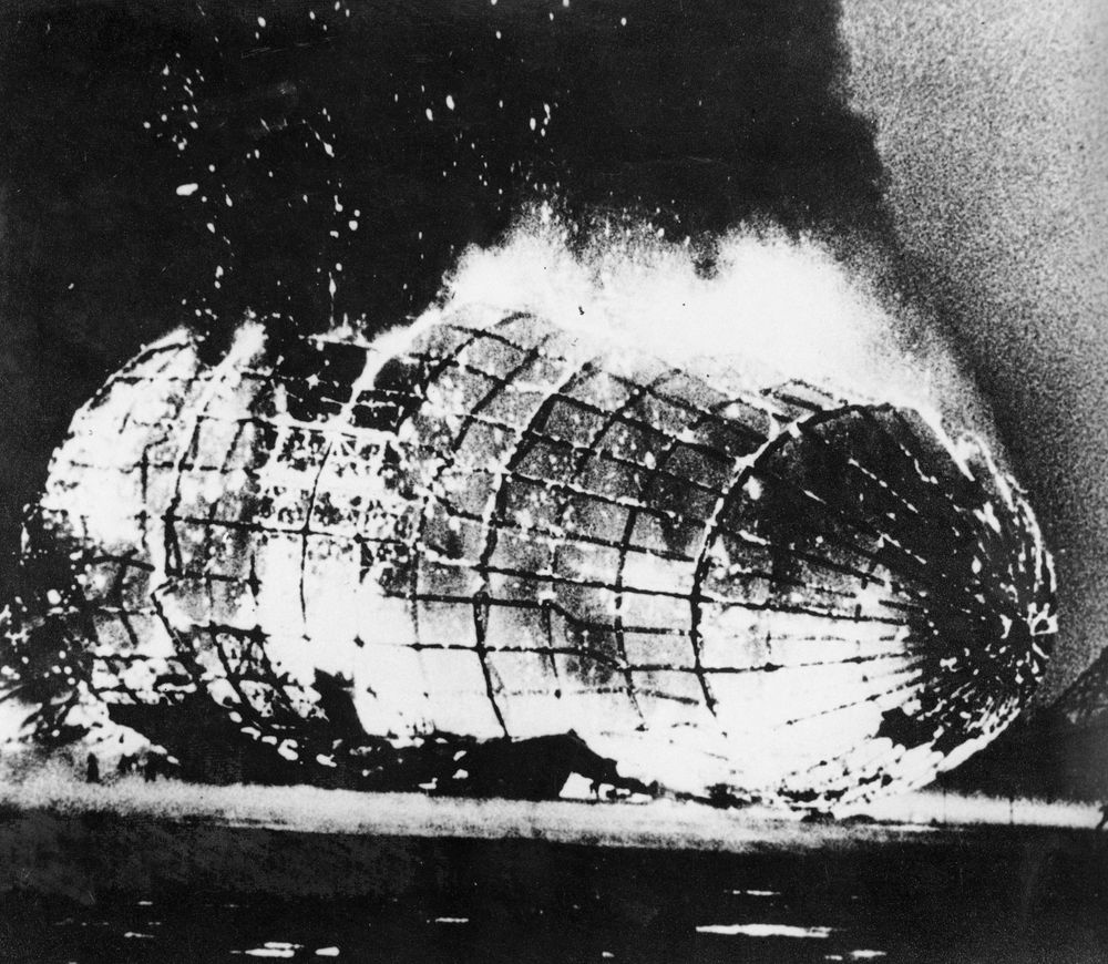 Das brennende Alugerippe, mit dem Bug nach vorne ausgerichtet. Funken sprühen.