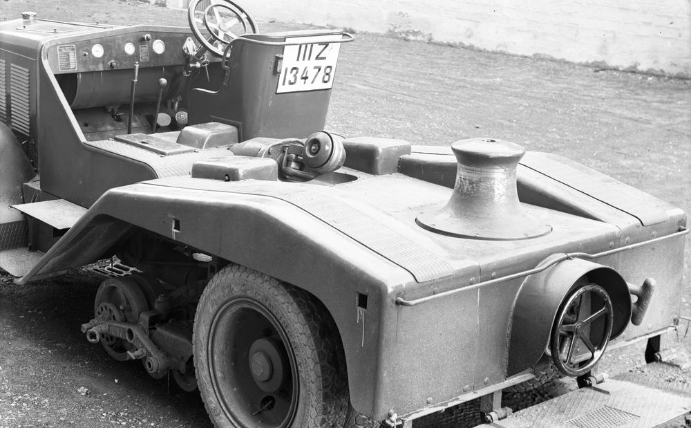 Die historische Aufnahme zeigt einen Raupenschlepper, ein Fahrzeug das damals den hohen personellen Aufwand bei Zeppelinlandungen verringern sollte.