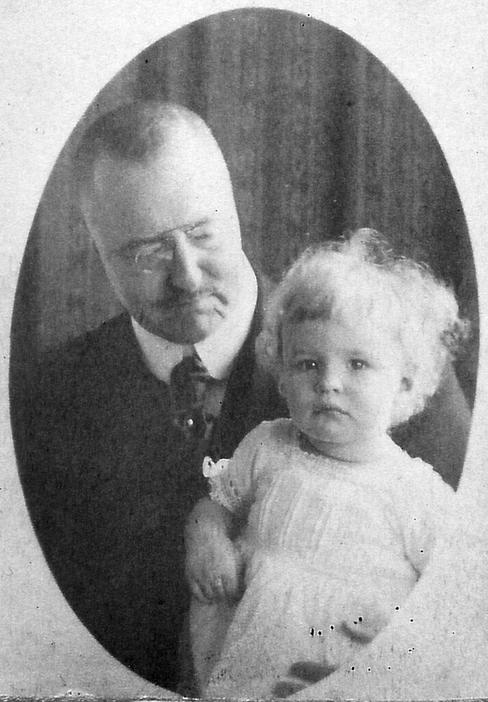 Historische Aufnahme von Alfred Colsman und seiner Tochter im Porträt.